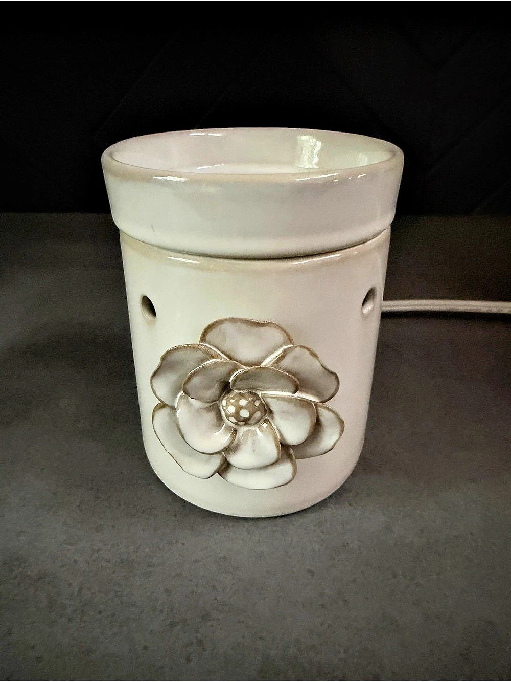 Scentsy Dusky Petals Warmer White